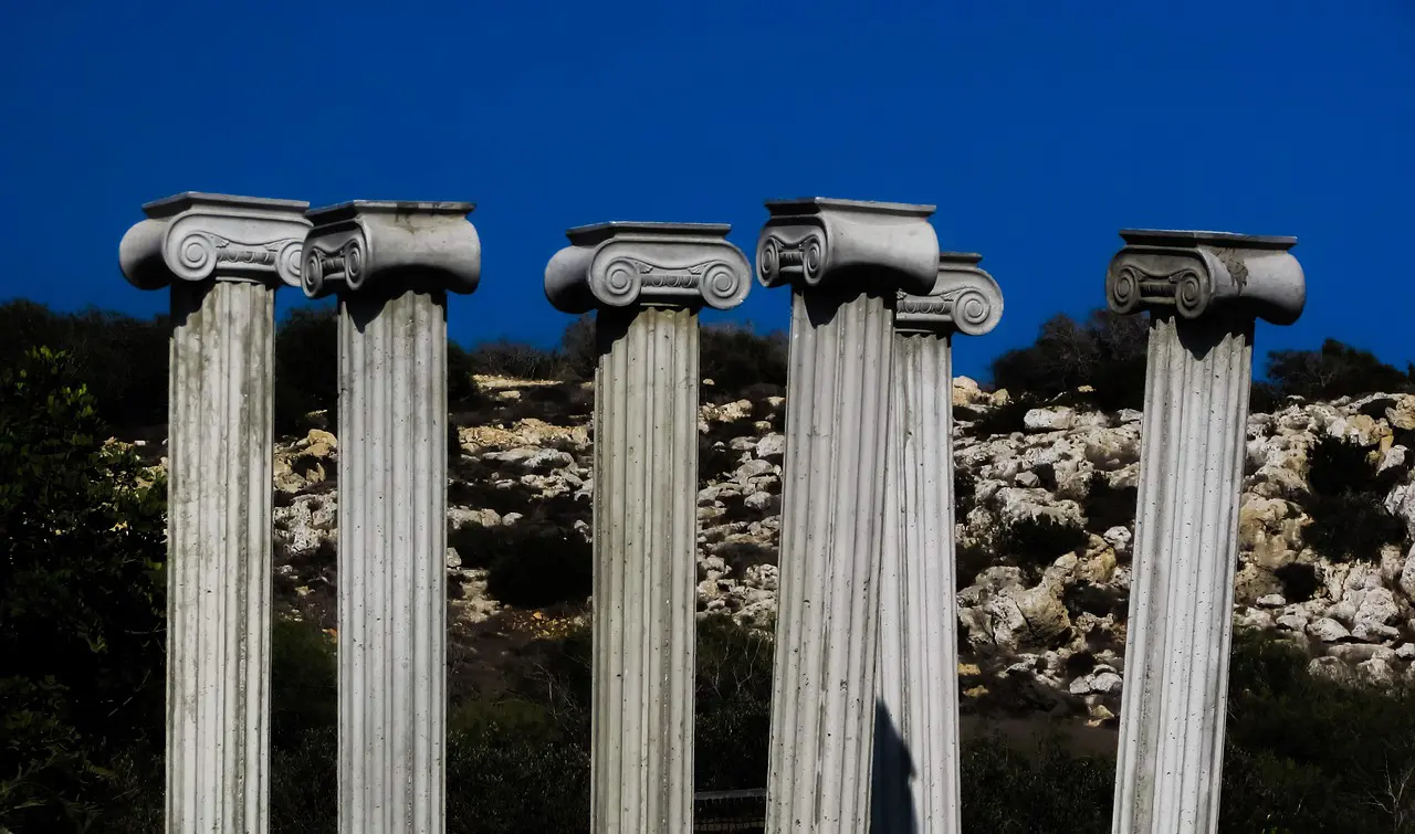 pillar-capitals-1632091_1280